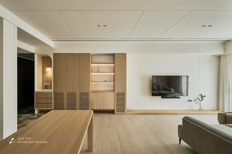 左側電視櫃以木質格柵作為櫃門，上方使用封閉的設計，遮擋櫃內雜物