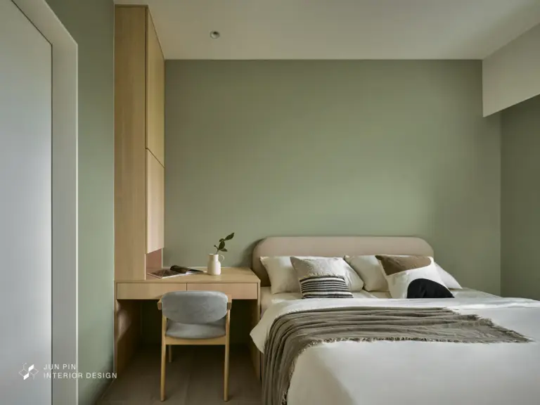 主臥同樣以簡約的設計為主，使用了綠色，讓主臥與公共空間有些許的連結