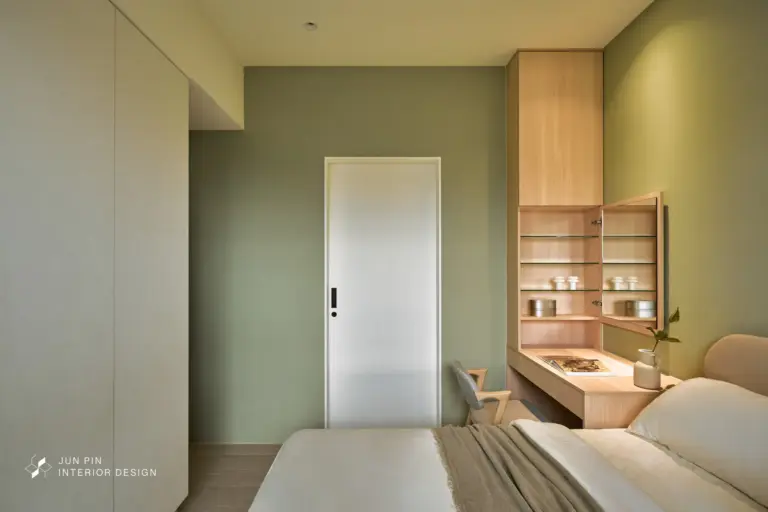 床頭旁使用木質做了化妝桌連結櫃體，並將化妝鏡藏在左側櫃體門片內，節省空間