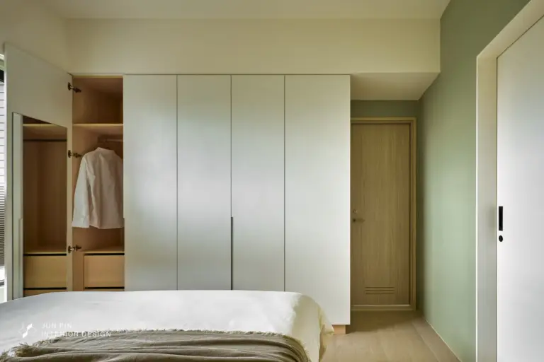 床尾則設置整排的收納櫃，作為衣櫃