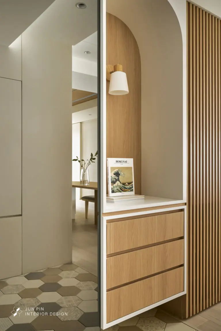 左側利用黑鏡作為出門前整理儀容的全身鏡