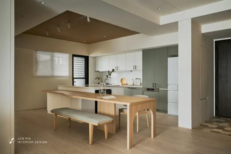 設計師選了灰綠色做跳色搭配，吊櫃的部分依然維持白色櫃體