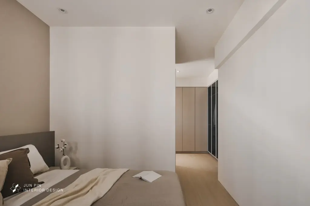 原本的小三房格局，經重新整合後，將後方兩間房打通，放大主臥使用尺度，並將更衣室與書房機能整合於同一區域。這樣的安排保留了最好的採光給最常使用的空間，也讓屋主在居家辦公、收納衣物與展示私人物件之間取得平衡。