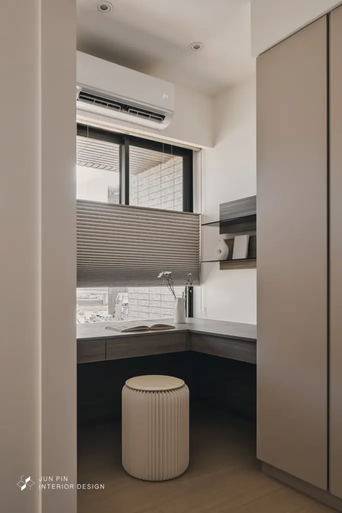 將兩間房打通，將睡眠區與機能區（書房、更衣室）分離，營造純粹的休息環境。