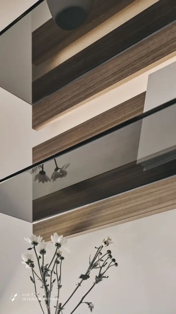 主臥空間以放鬆與休息為核心，透過簡化量體與減少多餘機能堆疊，營造近似飯店般的安定氛圍。