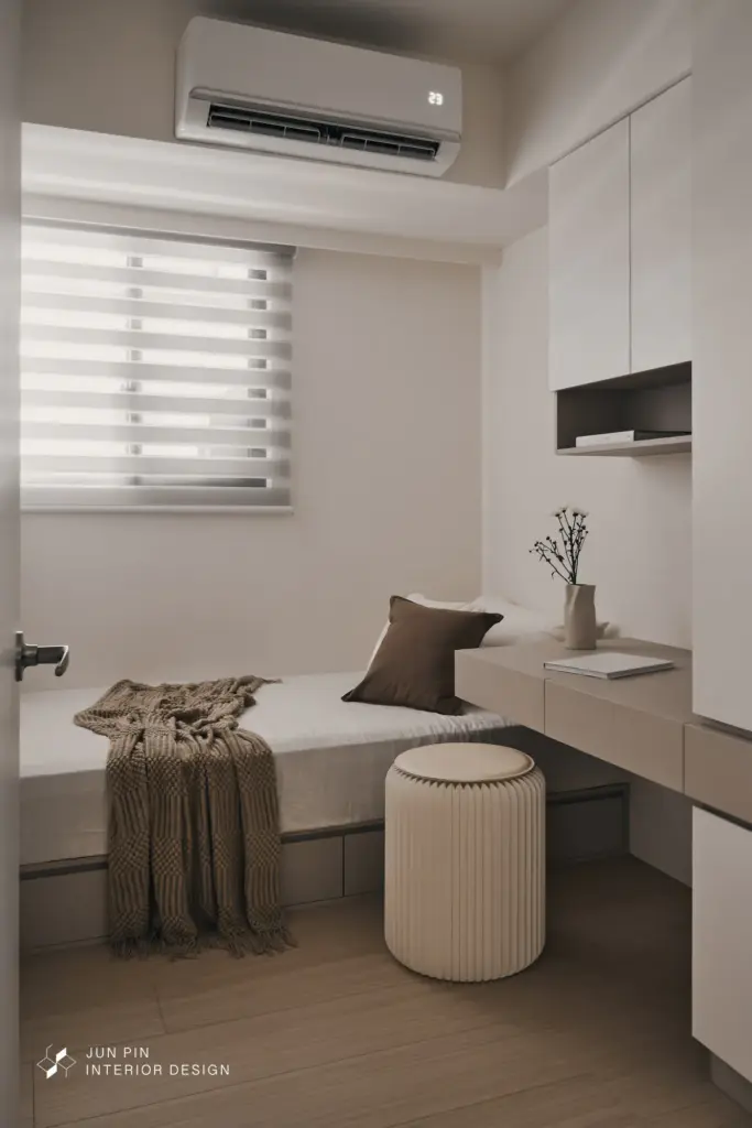 外側房間則保留為客房使用，因位置較接近公領域，也更適合作為親友留宿時的獨立休憩空間。客房內整合書桌、衣櫃與床鋪等基本機能，在有限尺度中維持簡潔與實用，延續全室一致的現代簡約語彙。