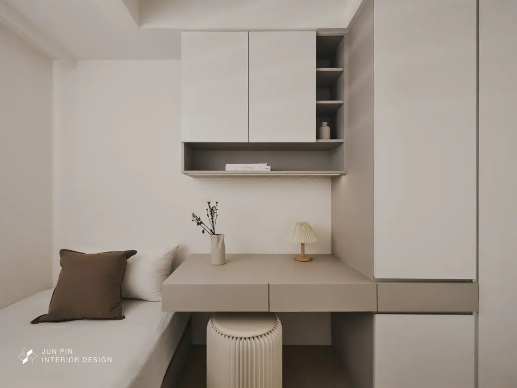 次臥室延續「化繁為簡」的核心運用奶茶色與白色調，搭配風琴簾，營造出安靜、包覆感強的空間，適合朋友來訪或家人暫住。