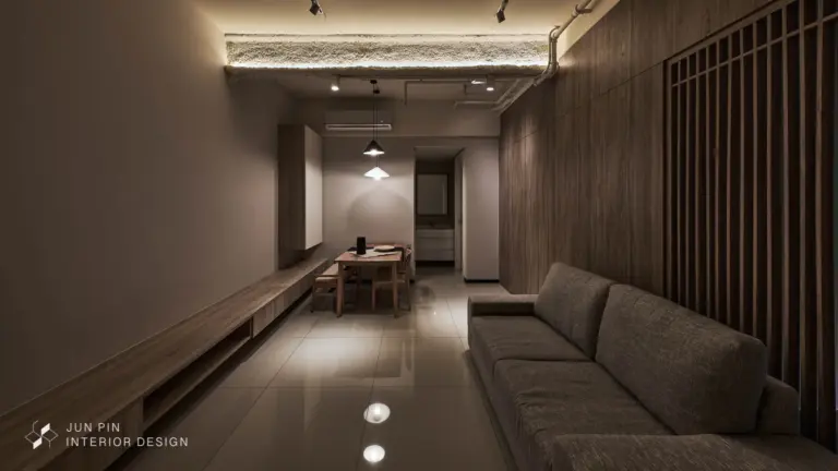 外露天花搭配軌道燈或工業風燈具