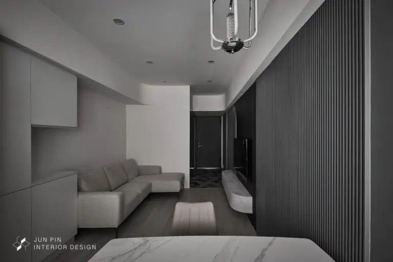 灰階配色與金屬燈具結合的現代極簡感設計，強調比例與線條的俐落感