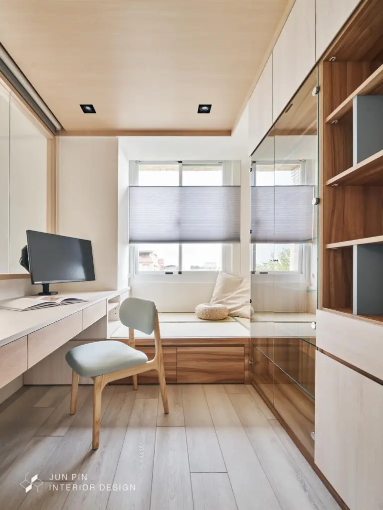 書桌位置建議靠近窗戶，但避免正面直射