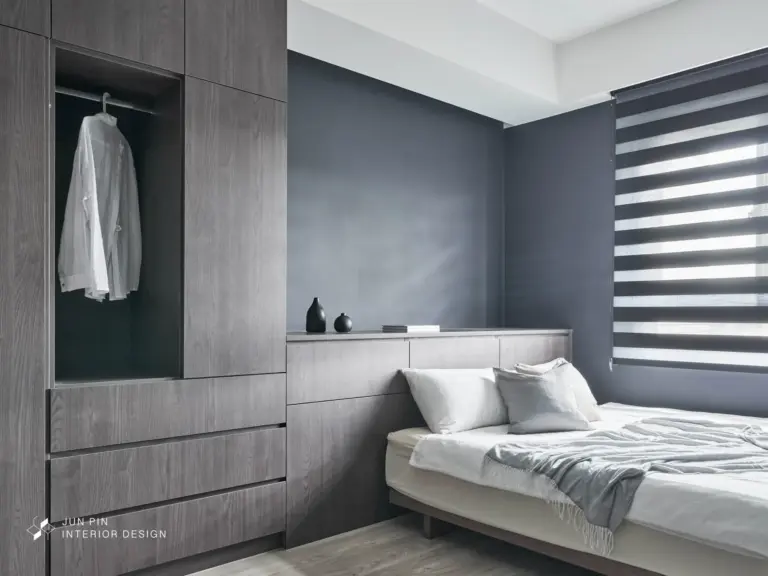 表面看起來統一，但缺乏反射差異與觸感變化，空間會失去層次