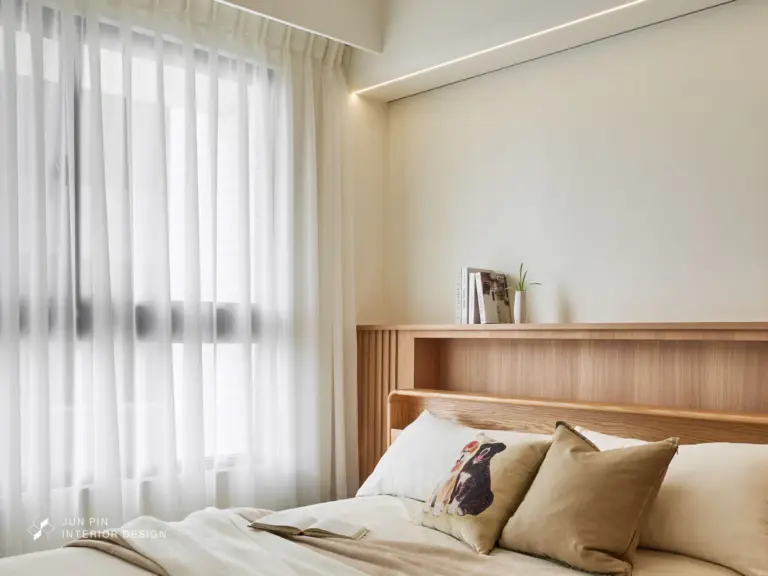 在窗簾的選擇上，日式無印風通常會以材質自然、色調柔和的款式為主