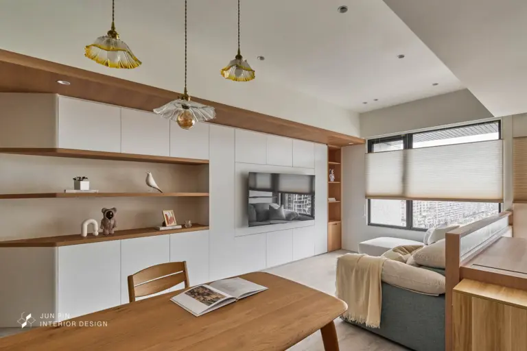 結合了現代設計的俐落感與無印風格的自然溫度，讓空間在簡約之中仍然保有生活感