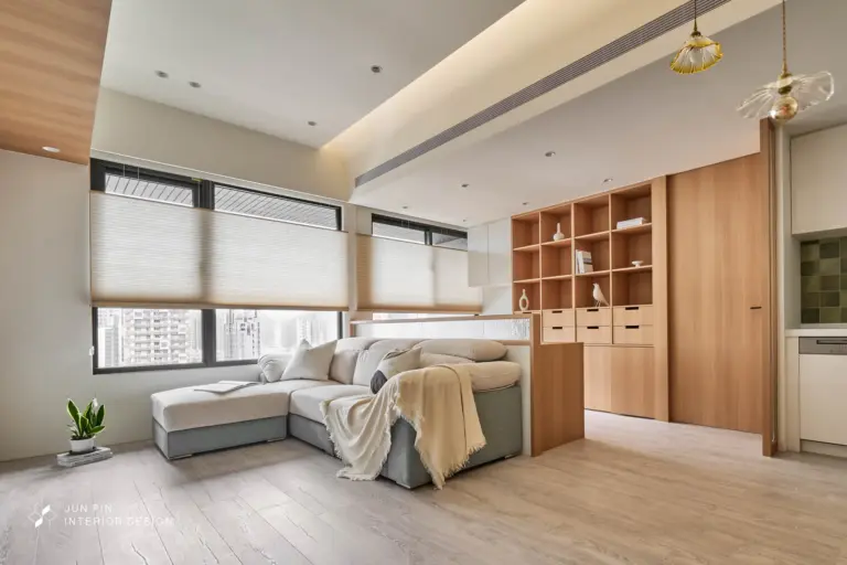 木質、布質與礦物感材質交織的現代無印風設計，透過不同質地呈現細膩的空間層次。