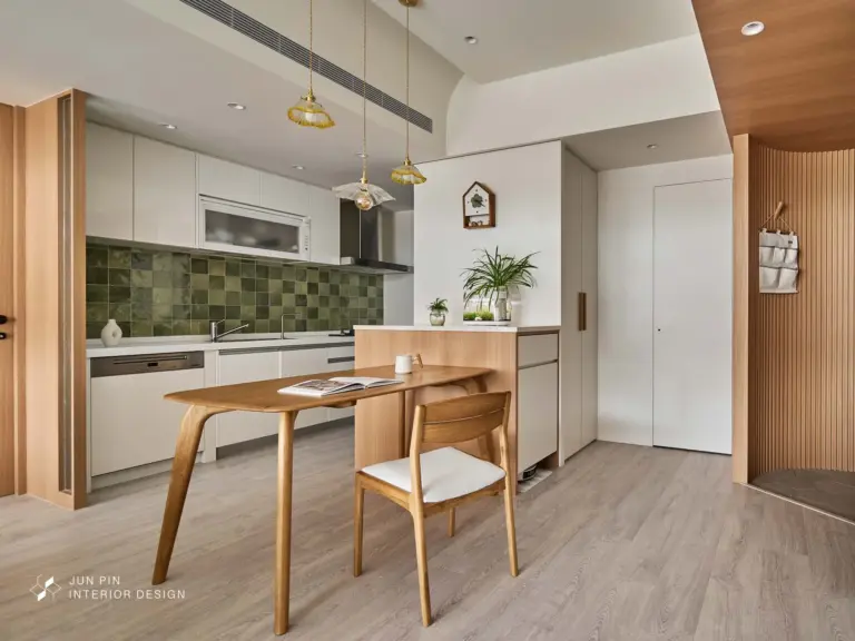 木質、布質與礦物感材質交織的現代無印風設計，透過不同質地呈現細膩的空間層次。