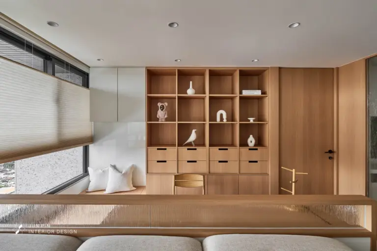 木質、布質與礦物感材質交織的現代無印風設計，透過不同質地呈現細膩的空間層次。