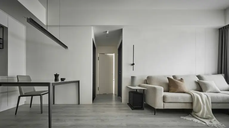 如果隔音牆面做得很厚，但忽略了門窗的氣密等級，隔音效果就會立刻腰斬