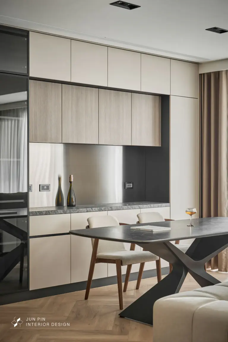 後方餐櫃檯面也使用了與電視牆相同的銀河灰大理石