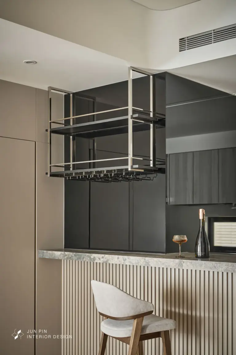 左手邊是開放式廚房與小吧檯，檯面也使用了銀河灰的大理石
