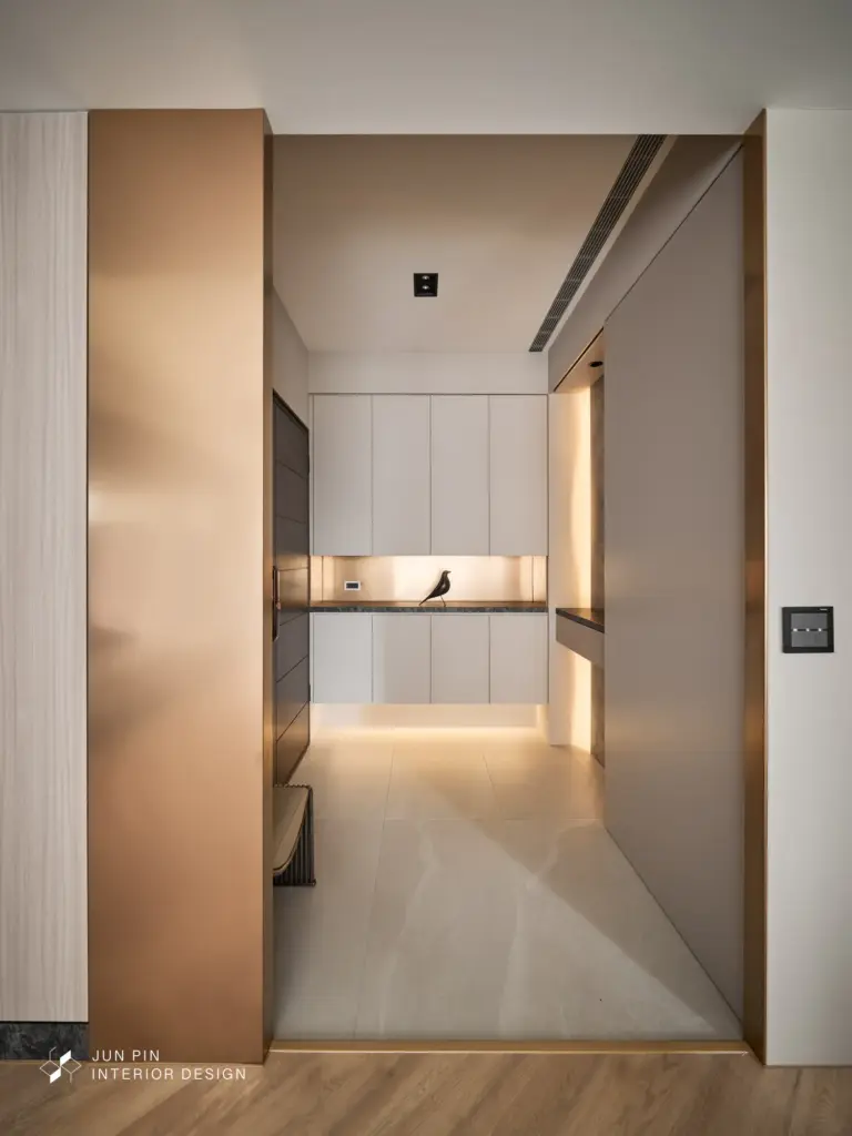 進門左側的鞋櫃採用懸空設計，下方還增設了燈帶，讓櫃體顯得更加輕盈