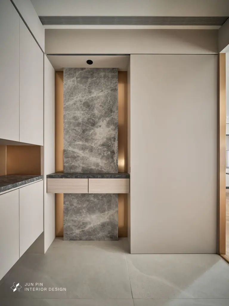 地坪也以磁磚作為落塵區，並與公共領域的木地板做出場域區隔