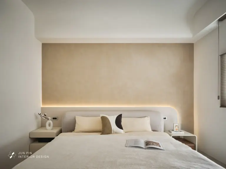 次臥因為是女孩的房間，所以也以較為溫暖、舒適的奶油色調為主