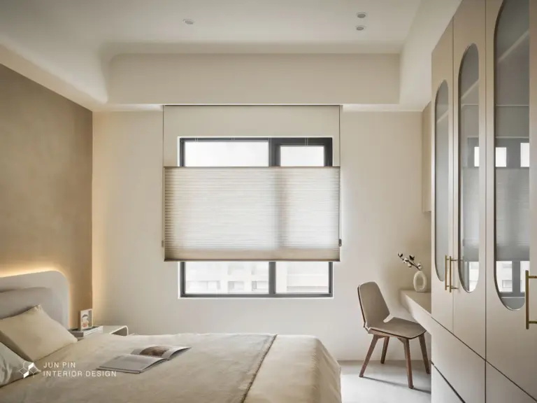 前方利用櫃體結合書桌，同樣使用奶茶色調