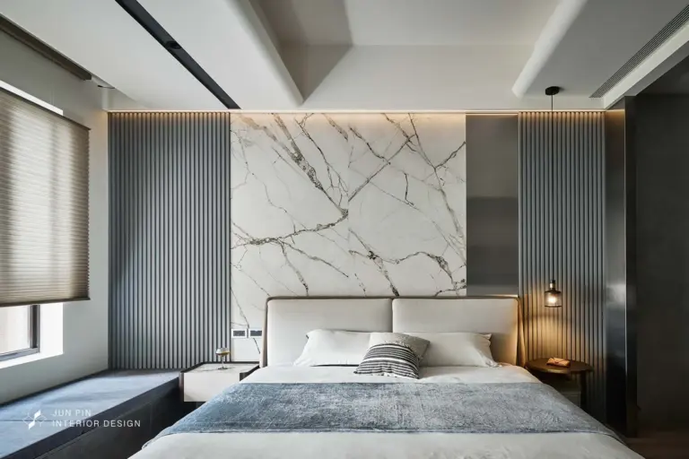 主臥就以深色系且現代感為主，營造出較符合男主人喜愛的居家風格氛圍