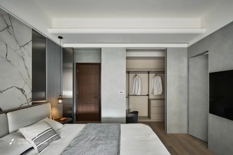 更衣室使用了茶玻作為拉門，降低視覺的透視度