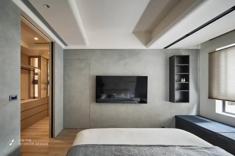 進門牆面使用仿水泥的特殊塗料，帶出空間的中性感