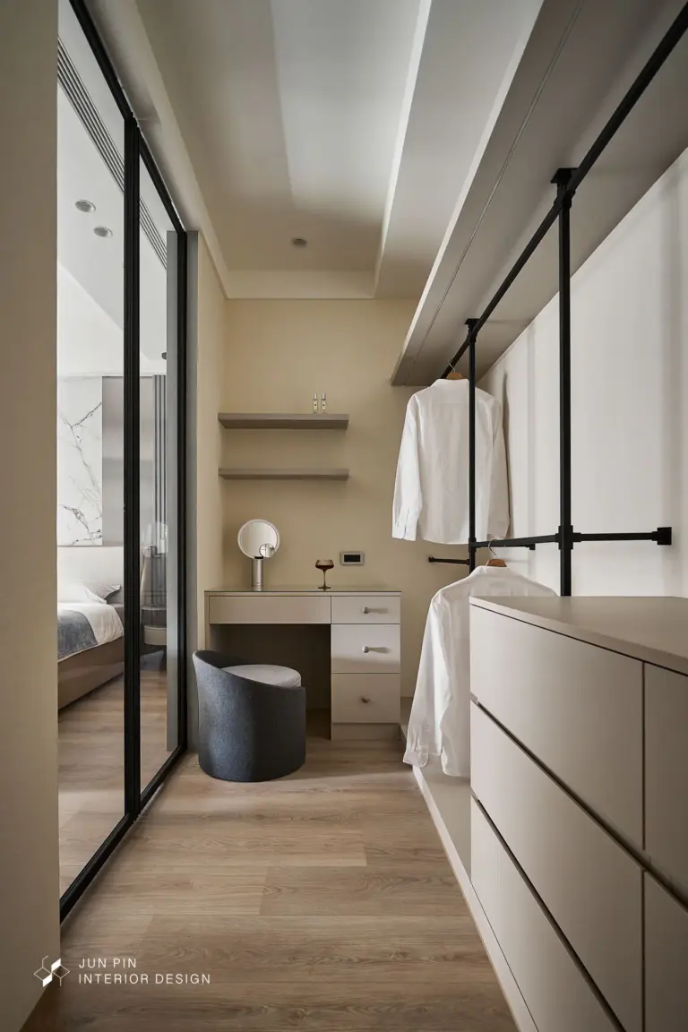 更衣室使用了茶玻作為拉門，降低視覺的透視度