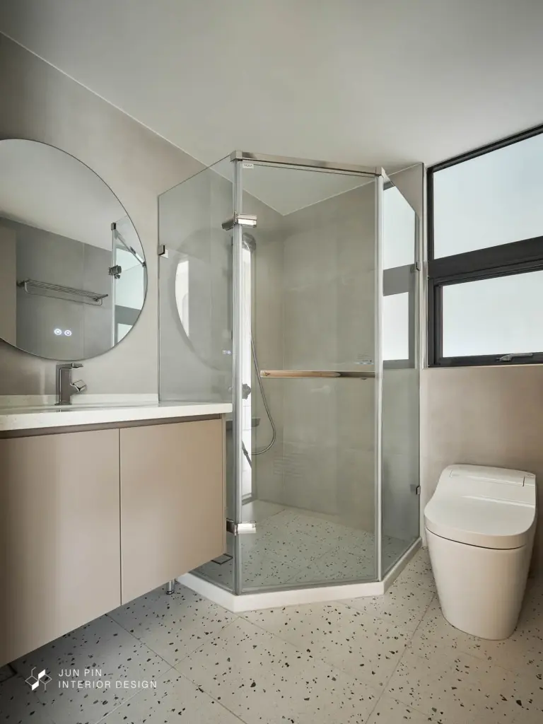 衛浴空間則使用像是侘寂風的牆面塗料