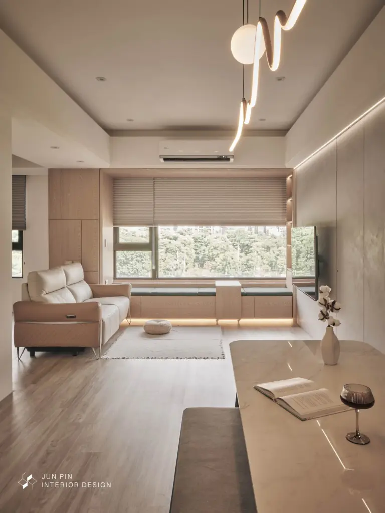 無主燈設計能讓天花板看起來更簡潔，也能讓整體空間保持俐落的視覺效果