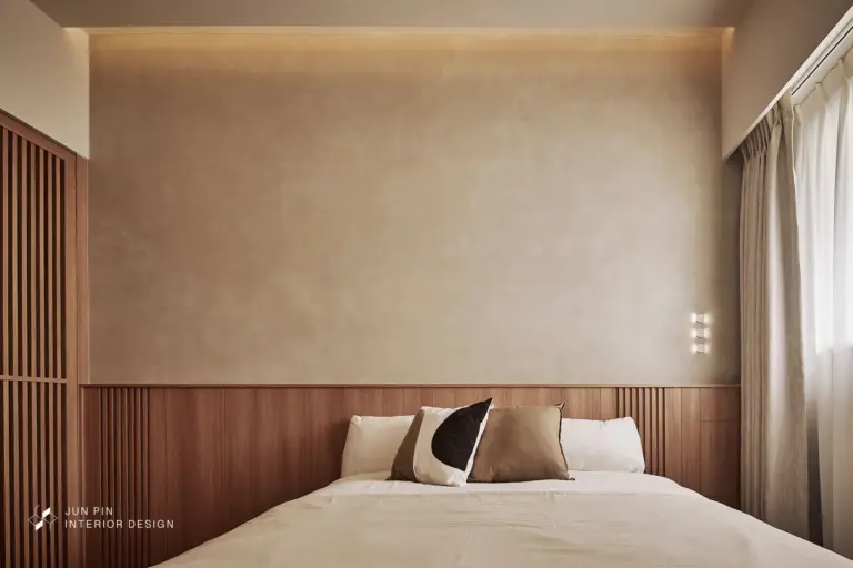 用木板作為床頭板，也因應屋主喜好，使用了暖色調的特殊漆作為牆面裝飾