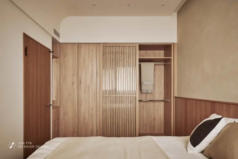 右手邊使用格柵拉門作為衣櫃門片，同樣在內部加上了清玻璃，阻擋落塵和貓毛