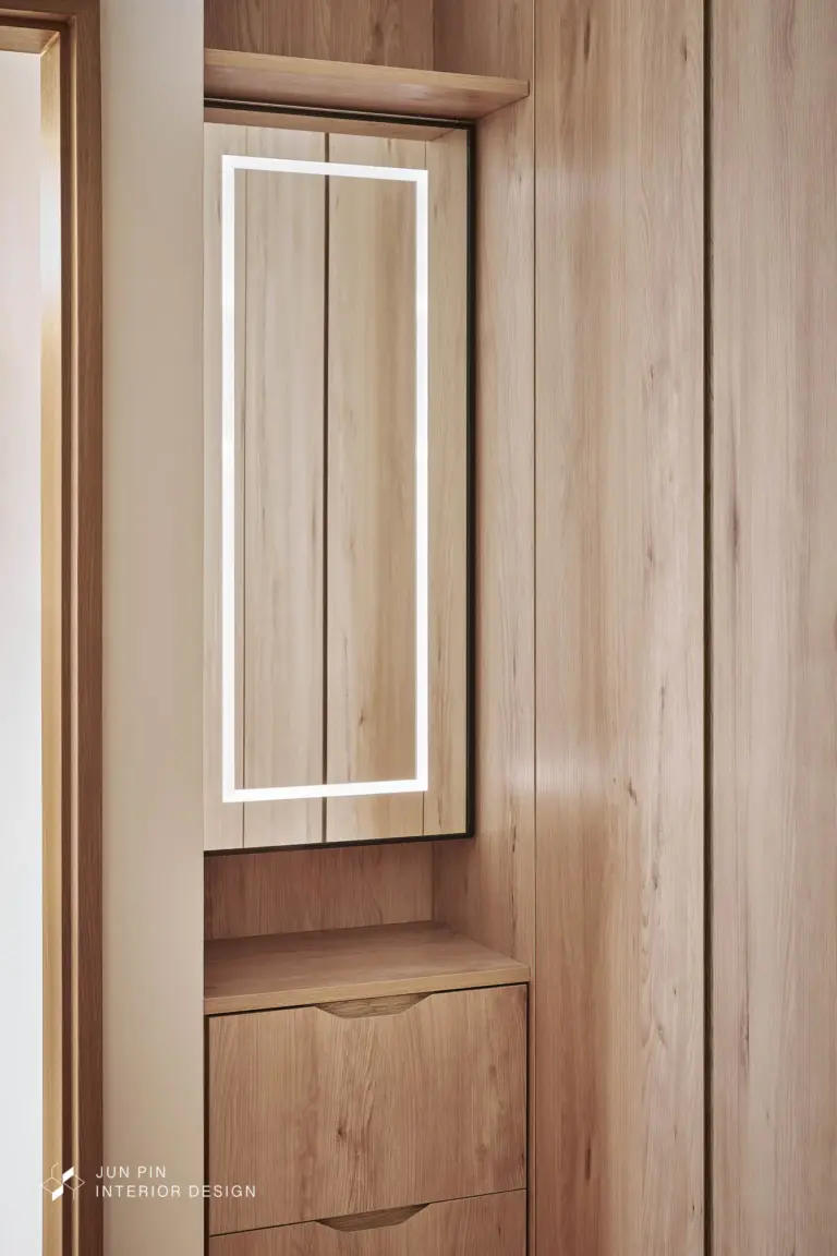 因為空間狹窄，設計師利用了門旁邊的畸零空間設置了小鏡櫃，並特地請人量身打造了適合的尺寸