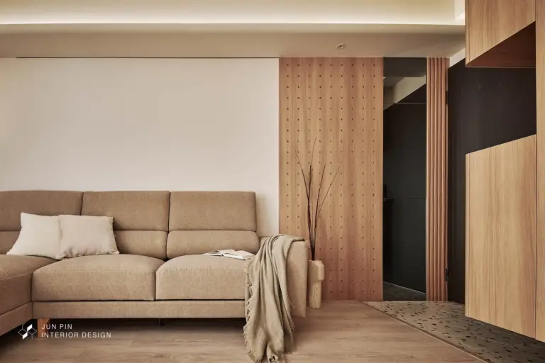 灰鏡旁用了一大片洞洞板讓屋主可以增加收納，也能依照自己的喜好擺放裝飾