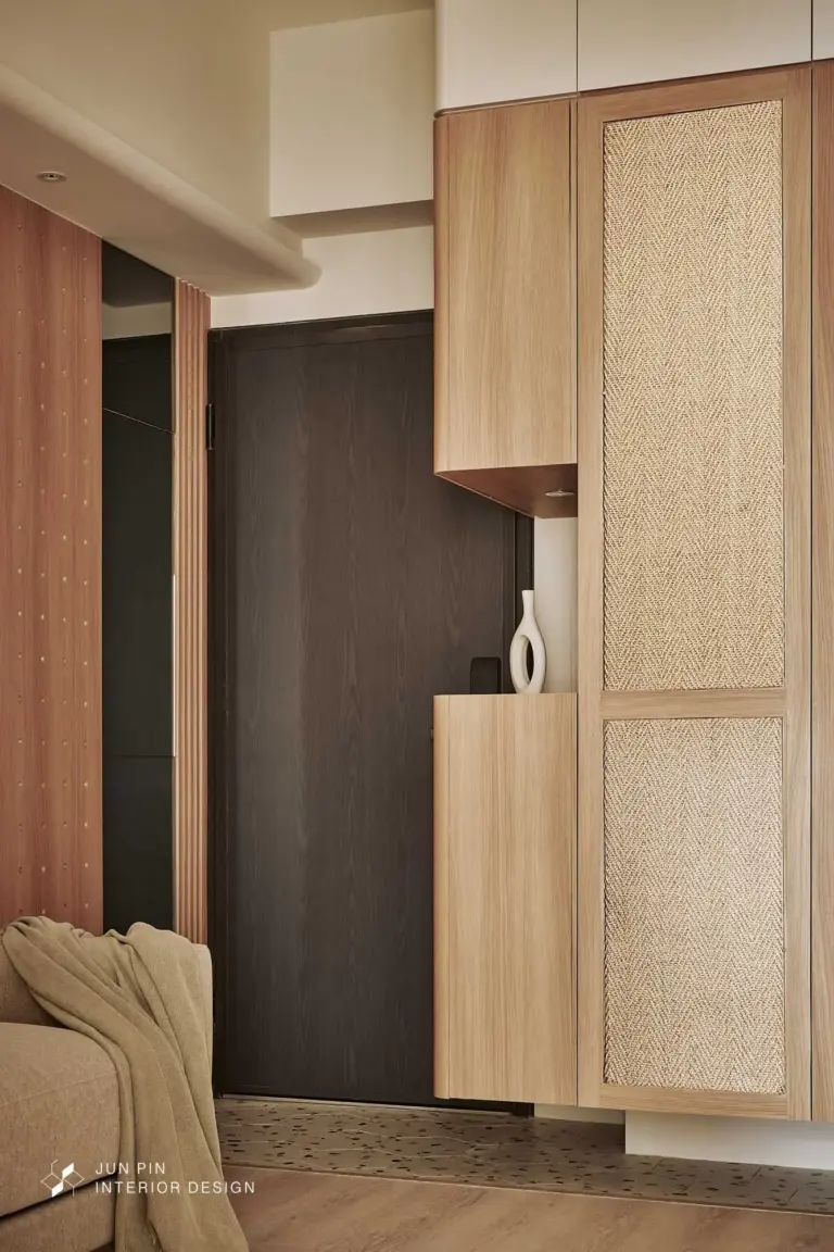 設計師利用六角磚與木地板做出場域區隔，讓沒有隔間的狀態下也有完整的玄關空間感