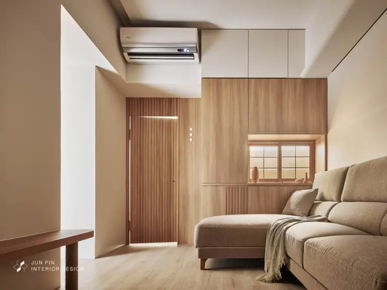 電視牆上方使用間接光源藉此延伸天花高度，讓感覺空間更加放大