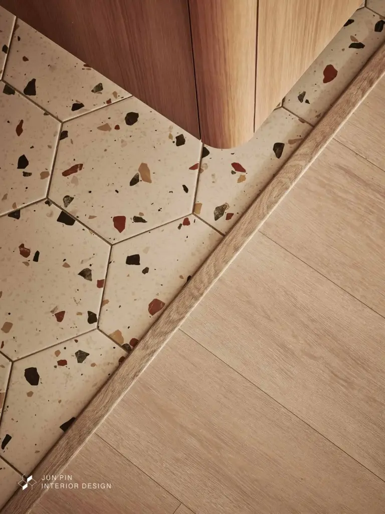 玄關的地磚選用的是類似水磨石的花色，也讓玄關空間顯得較為繽紛、活潑一些