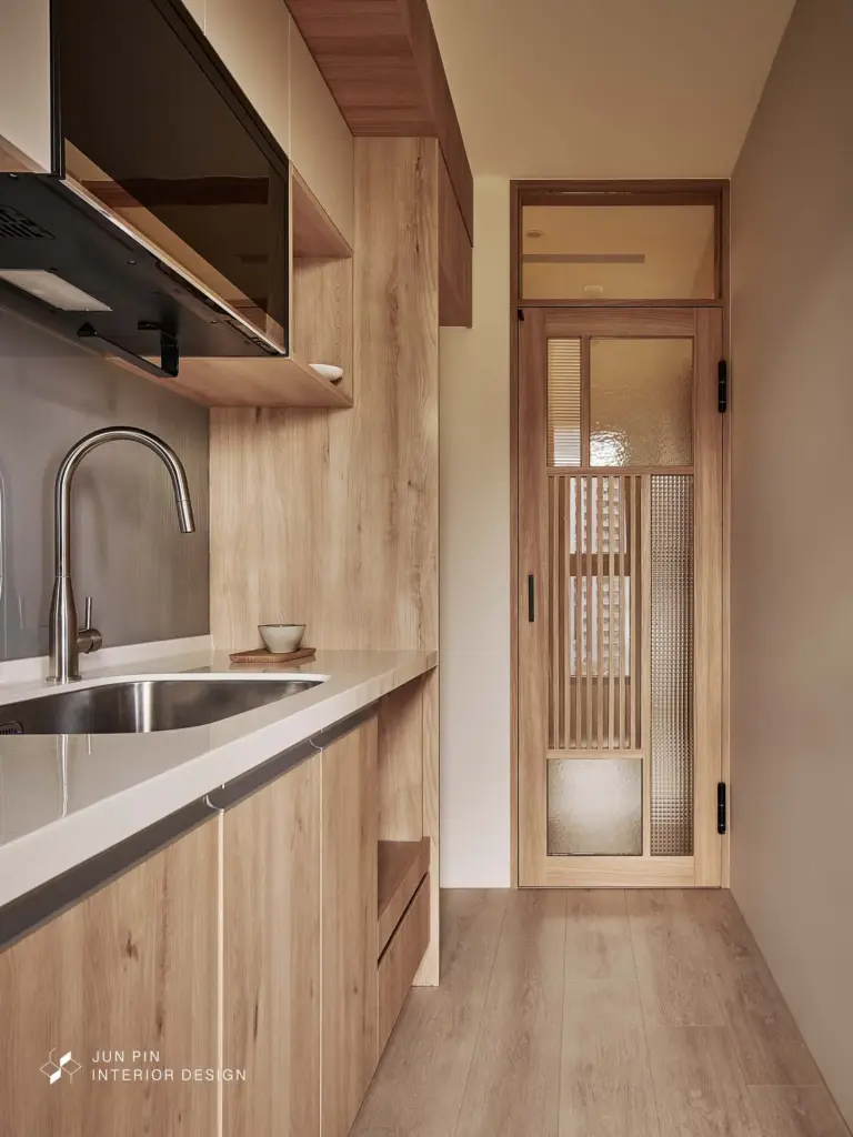 廚具上方使用木皮包樑的方式，弱化了大樑的視覺，整體感覺也更加完整