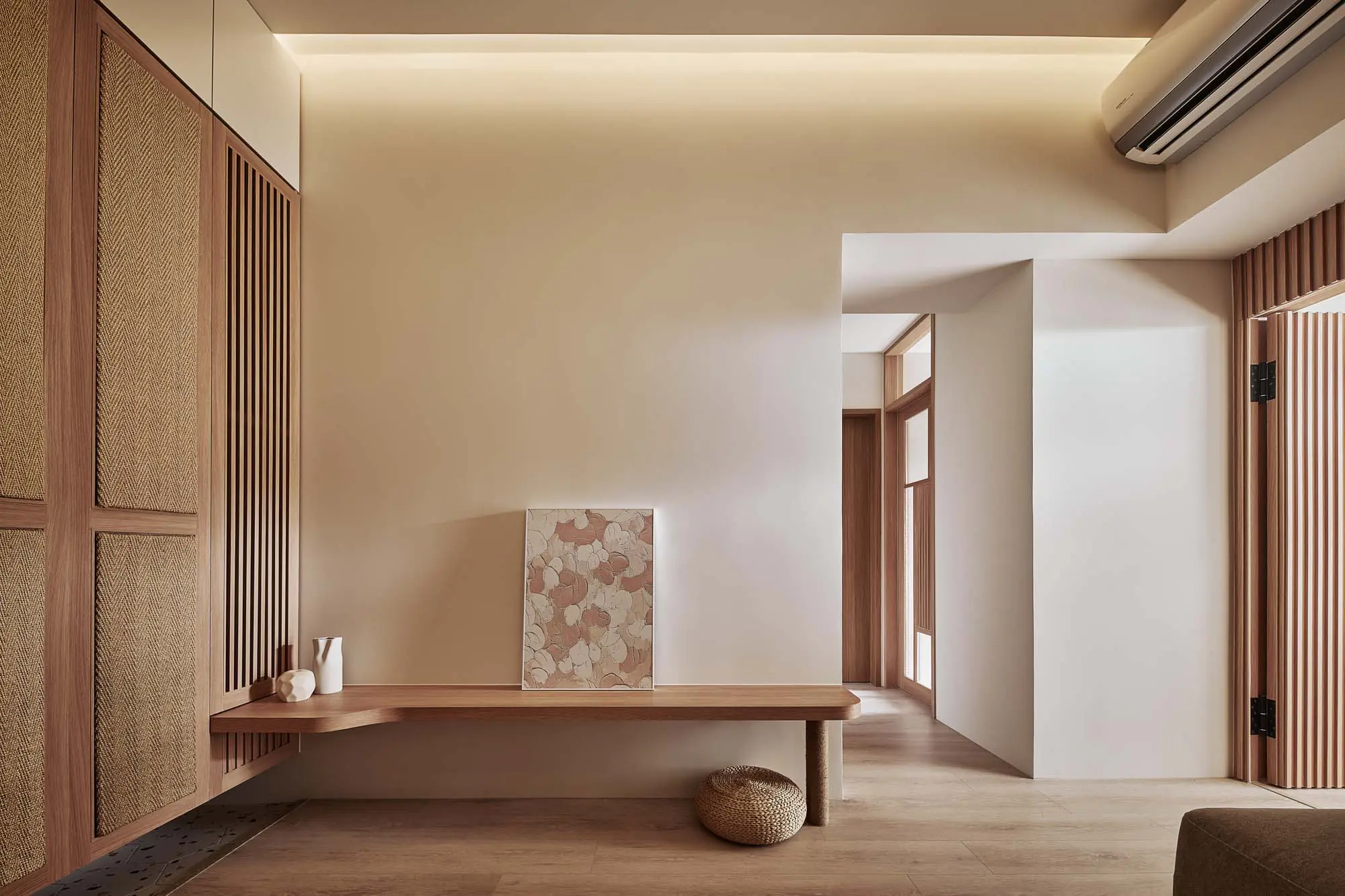 希望空間能有較多暖色系的元素，讓小小的空間依然能有溫馨和溫暖的生活氛圍