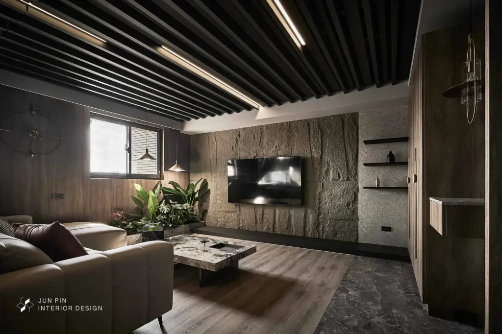 天花板的燈具也賦予科技感