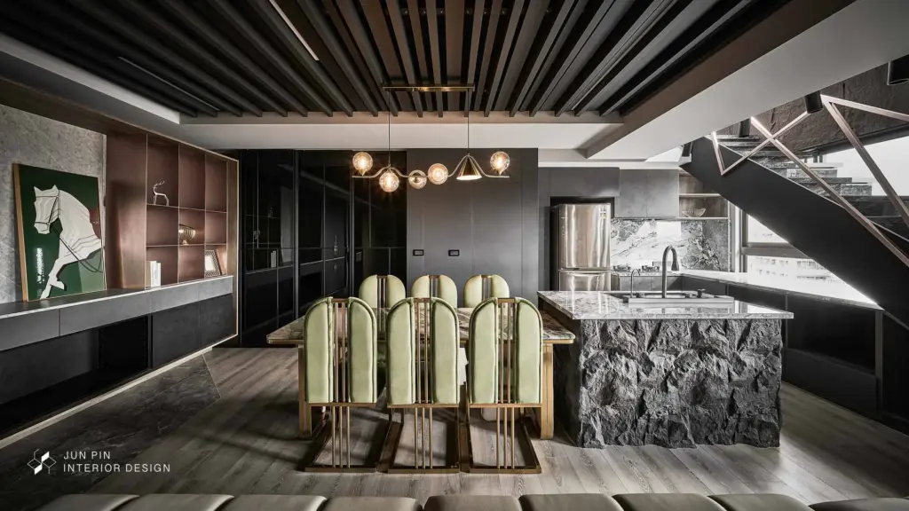 餐廚區旁邊是窗邊樓梯