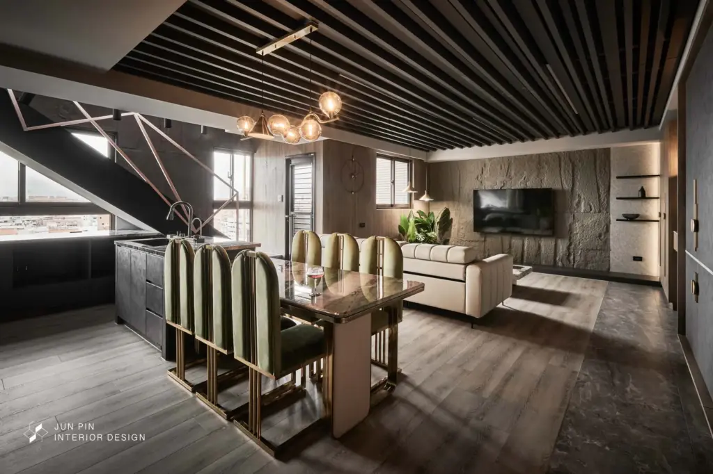 餐廳放置開放式廚房與中島連接餐桌