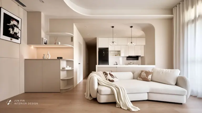 動線不順會讓長輩變得不敢自己行動，家人需要更頻繁地陪同與協助，照顧負擔也會隨之累積