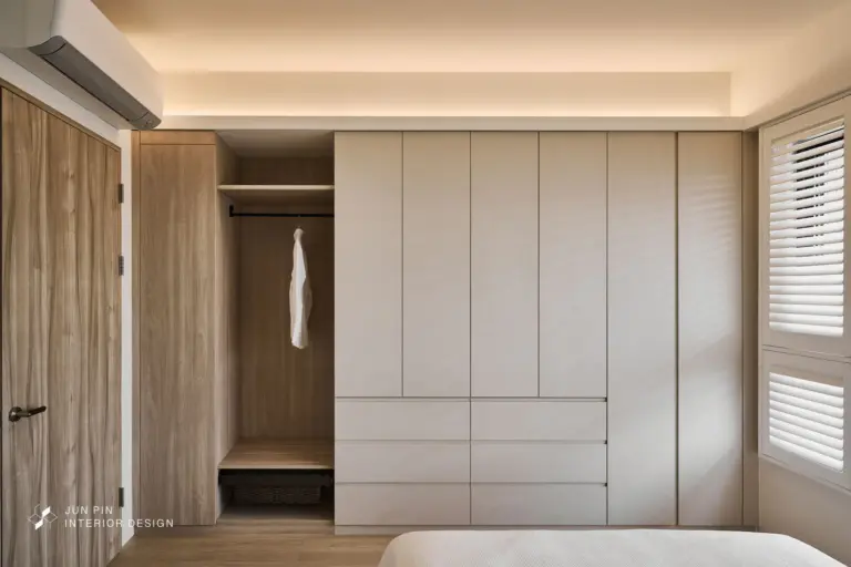 極簡風不強調展示，以封閉櫃體為主，開放格作僅少量點綴