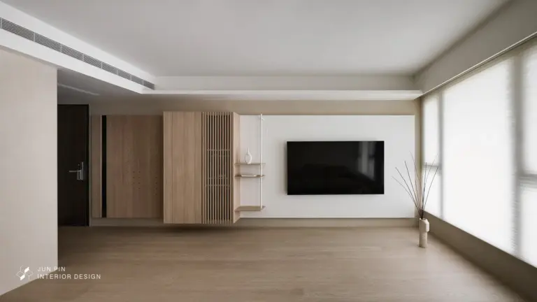 以淺木地坪與木櫃體為主軸的極簡客廳設計，呈現自然溫潤的空間氛圍