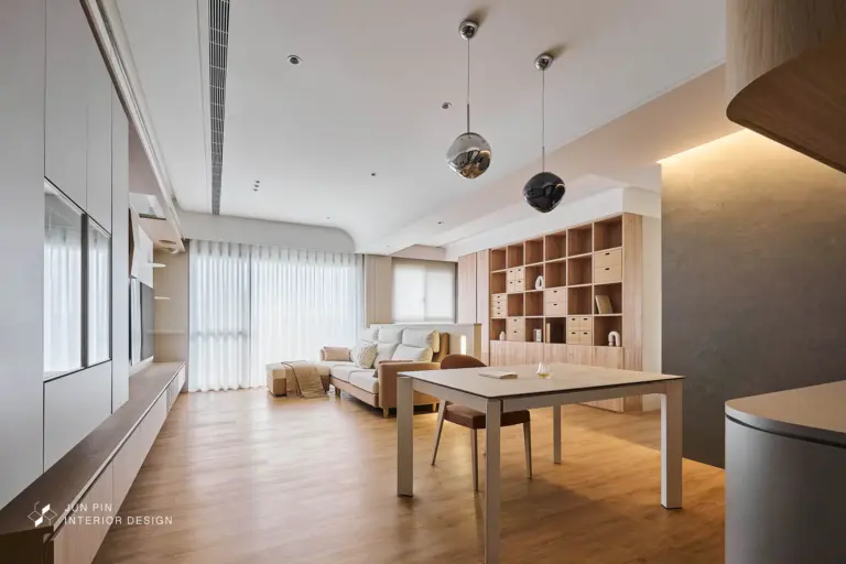 以開放式格局與連續動線為主的現代無印風設計，運用留白與低矮家具塑造放鬆自在的居家感受