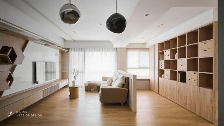 隱藏式櫃體與整合立面設計的現代無印風收納規劃，呈現單純且有序的空間感